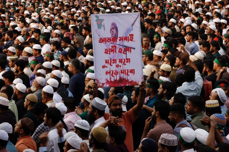 Πολιτική κρίση στο Μπαγκλαντές: Η δολοφονία του νεαρού ηγέτη Σαρίφ Χάντι προκαλεί κύμα βίας και αναταραχές