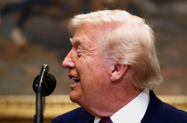 Τραμπ: Καρατομεί δεκάδες πρέσβεις και διπλωμάτες – Σε ποιες χώρες