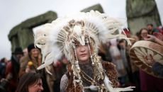 «Το σκοτάδι τελείωσε» – Δρυΐδες και οδοιπόροι γιορτάζουν το Χειμερινό Ηλιοστάσιο στο μυστηριώδες Στόουνχεντζ