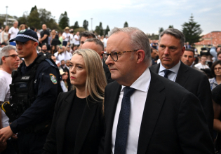 Αυστραλία: Αποδοκιμασίες κατά του πρωθυπουργού στις εκδηλώσεις μνήμης για τα θύματα στην παραλία Μποντάι