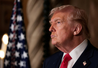 Εισβολές και ναρκοτρομοκρατία: Πώς η «έκτακτη ανάγκη» έγινε η καραμέλα του Τραμπ για την επέκταση της εξουσίας του