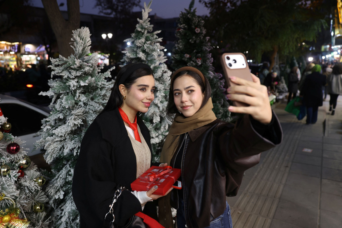 «Δεν υπάρχει γυρισμός»: Οι γυναίκες του Ιράν είναι αποφασισμένες να πετάξουν τη μαντίλα