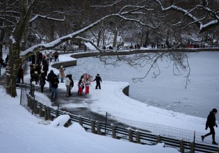 Νέα Υόρκη: Σε κατάσταση έκτακτης ανάγκης εξαιτίας της χιονοθύελλας – Χιλιάδες πτήσεις έχουν ακυρωθεί