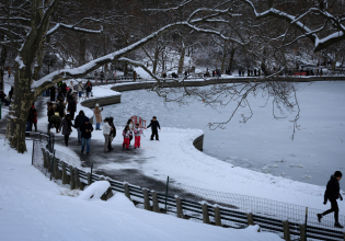 Χιόνι και πάγος δημιουργούν προβλήματα στις συγκοινωνίες των ΗΠΑ – Στα λευκά η Νέα Υόρκη