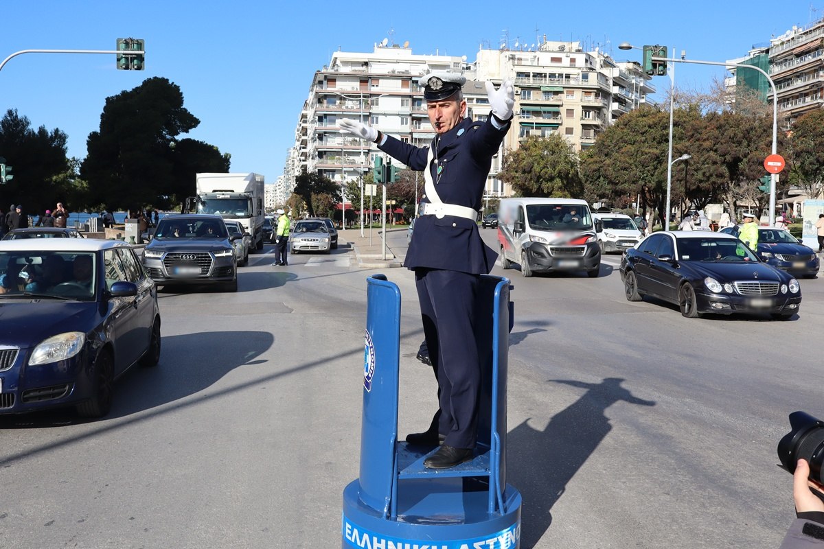 Ο τροχονόμος με το βαρέλι επέστρεψε στη Θεσσαλονίκη – «Καλή χρονιά με λιγότερα ατυχήματα»