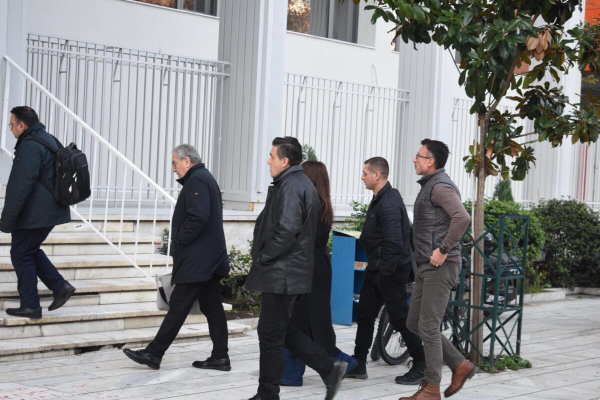 Δίκη Τεμπών: «Γολγοθάς» συγγενών για να φτάσουν στη Λάρισα- «Τους δρόμους δεν τους έκλεισαν οι αγρότες, αλλά η αστυνομία»