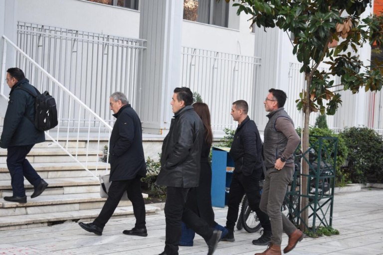 Δίκη Τεμπών: «Γολγοθάς» συγγενών για να φτάσουν στη Λάρισα- «Τους δρόμους δεν τους έκλεισαν οι αγρότες, αλλά η αστυνομία»