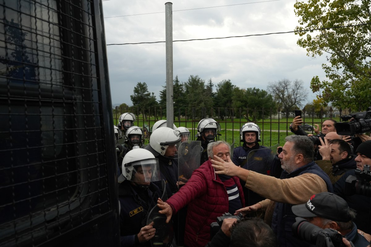 Πολεμικό κλίμα καλλιεργεί το Μαξίμου με τους αγρότες: Τρακτέρ κινείται με την όπισθεν εναντίον ΜΑΤ – Βροχή δακρυγόνων
