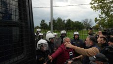 Πολεμικό κλίμα καλλιεργεί το Μαξίμου με τους αγρότες: Τρακτέρ κινείται με την όπισθεν εναντίον ΜΑΤ – Βροχή δακρυγόνων