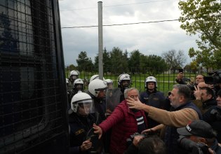 Πολεμικό κλίμα καλλιεργεί το Μαξίμου με τους αγρότες: Τρακτέρ κινείται με την όπισθεν εναντίον ΜΑΤ – Βροχή δακρυγόνων