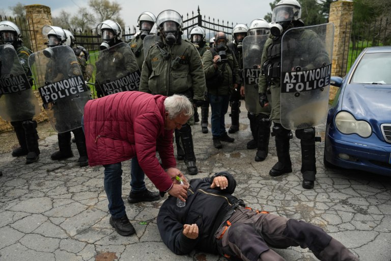Θεσσαλονίκη: Σκηνές πανικού μετά την επίθεση με χημικά σε αγρότες στα «Πράσινα Φανάρια» – Δείτε βίντεο