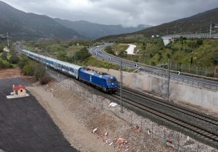 ΣΥΡΙΖΑ: Πού πάνε τα χρήματα του Ταμείου Ανάκαμψης; – Διαφήμιση 828.000€ για σιδηροδρομικά που δεν έγιναν