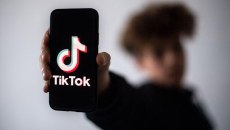 Η ενημέρωση ως φαστ φουντ – Το TikTok έγινε το κορυφαίο social για ειδήσεις μεταξύ νέων
