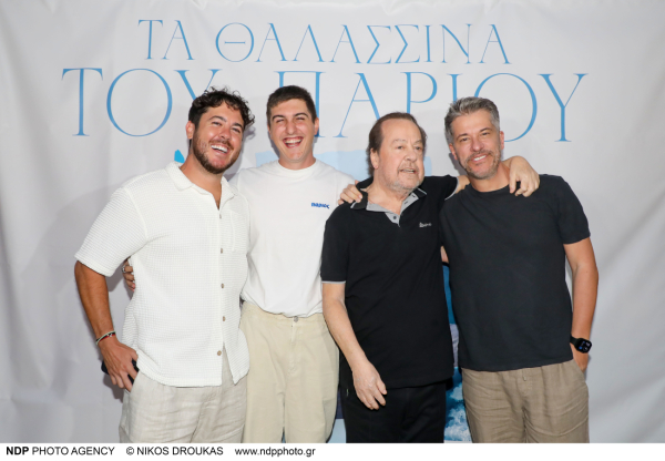 Γιάννης Πάριος: Μαζί με τους γιους, τις νύφες και τα εγγόνια του στο χριστουγεννιάτικο τραπέζι