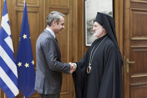 Σε καλό κλίμα η συνάντηση Μητσοτάκη – Ελπιδοφόρου στο Μαξίμου