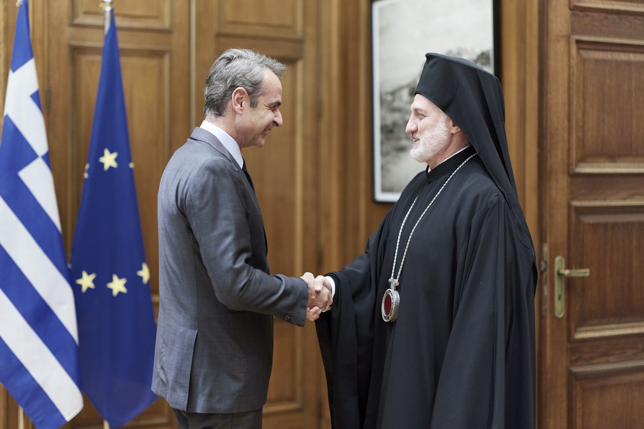 Σε καλό κλίμα η συνάντηση Μητσοτάκη – Ελπιδοφόρου στο Μαξίμου