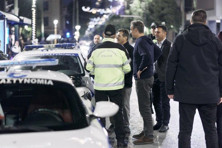 φωτογραφία στην οποία απεικονίζεται ο Κυριάκος Μητσοτάκης μαζί με τον υπουργό Προστασίας του Πολίτη, Μιχάλη Χρυσοχοΐδη, στο αστυνομικό μπλόκο για αλκοτέστ επί της Σταδίου