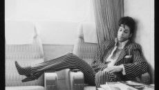 O Prince κοιμάται σε ένα τρένο στην Ιαπωνία, όσο η Madonna τραγουδάει στο Manor Nightclub του Σικάγο