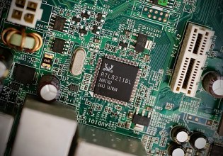 Η έλλειψη τσιπ λόγω ΑΙ φέρνει αυξήσεις τιμών στα smartphone