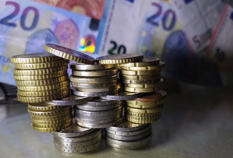 Ανατροπή στις ασφαλιστικές εισφορές – Τι αλλάζει από το 2026