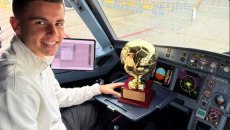 Air «Μούζα»: Ο Μουζακίτης πήρε το βραβείο του και ανέλαβε χρέη… πιλότου (vid)