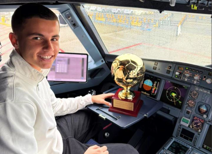 Air «Μούζα»: Ο Μουζακίτης πήρε το βραβείο του και ανέλαβε χρέη… πιλότου (vid)