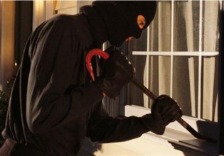 Σπείρα παραβίαζε μπαλκονόπορτες και έμπαινε σε σπίτια στη Δράμα – Μέλος της συνελήφθη στην Θεσσαλονίκη