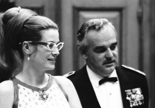 Συναντήθηκαν, αρραβωνιάστηκαν, έγινε πριγκίπισσα – Όταν η Γκρέις Κέλι έφυγε με τον Ρενιέ του Μονακό εγκαταλείποντας τον Όλεγκ Κάσινι