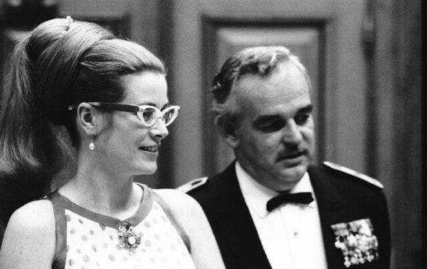 Συναντήθηκαν, αρραβωνιάστηκαν, έγινε πριγκίπισσα – Όταν η Γκρέις Κέλι έφυγε με τον Ρενιέ του Μονακό εγκαταλείποντας τον Όλεγκ Κάσινι