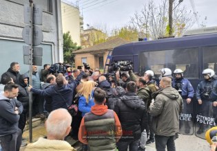 Αγρότες «πολιορκούν» το γραφείο του Τσιάρα στην Καρδίτσα – Εκρηκτικό κλίμα με κλούβες να κλείνουν τον δρόμο