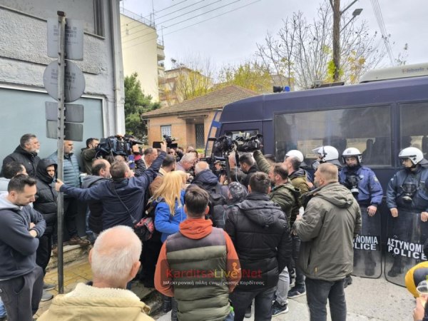 Αγρότες «πολιορκούν» το γραφείο του Τσιάρα στην Καρδίτσα – Εκρηκτικό κλίμα με κλούβες να κλείνουν τον δρόμο