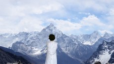 Χρόνος, φθορά, αμφισβήτηση, φιλοσοφία: Ο εικαστικός κόσμος της Λυδίας Δαμπασίνα είναι φτιαγμένος από ερωτήματα