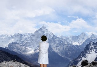 Χρόνος, φθορά, αμφισβήτηση, φιλοσοφία: Ο εικαστικός κόσμος της Λυδίας Δαμπασίνα είναι φτιαγμένος από ερωτήματα