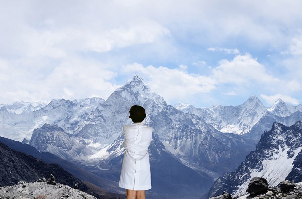 Χρόνος, φθορά, αμφισβήτηση, φιλοσοφία: Ο εικαστικός κόσμος της Λυδίας Δαμπασίνα είναι φτιαγμένος από ερωτήματα