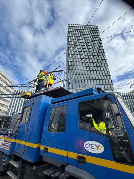 Ο Δήμαρχος Πειραιά Γιάννης Μώραλης στην έναρξη των εργασιών αποξήλωσης του δικτύου τρόλεϊ στον Πειραιά