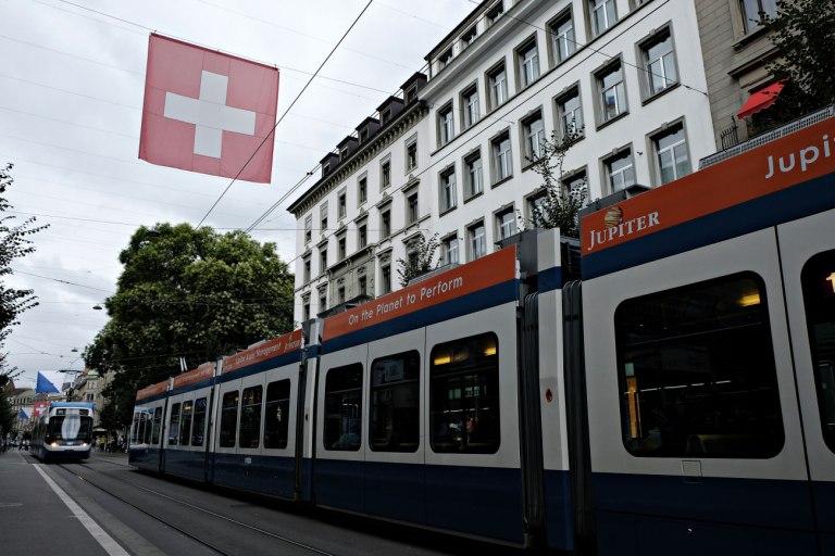 εικόνα που δείχνει συρμό τρένου να διασχίζει ελβετική πόλη