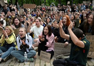 Ουκρανία: Η υπηρεσία καταπολέμησης της διαφθοράς κατηγορεί βουλευτές για δωροδοκίες – Έφοδοι σε κυβερνητικά γραφεία