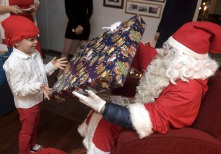 Πώς να δώσετε ένα αληθινό δώρο τα Χριστούγεννα