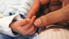 Εξωσωματική γονιμοποίηση: Λουίζ και Άλαστερ, τα πρώτα από τα 13 εκατ. παιδιά του σωλήνα στον κόσμο