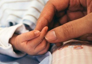 Εξωσωματική γονιμοποίηση: Λουίζ και Άλαστερ, τα πρώτα από τα 13 εκατ. παιδιά του σωλήνα στον κόσμο