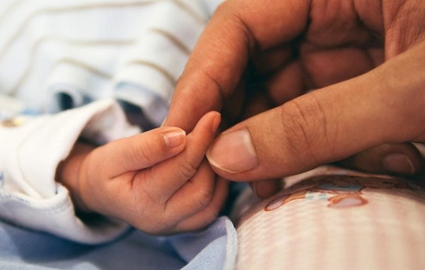 Εξωσωματική γονιμοποίηση: Λουίζ και Άλαστερ, τα πρώτα από τα 13 εκατ. παιδιά του σωλήνα στον κόσμο