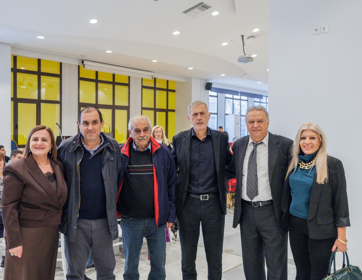 Ο Δήμαρχος Πειραιά Γιάννης Μώραλης στην Χριστουγεννιάτικη γιορτή του Σωματείου Ναυτικών Γονέων ΑμεΑ