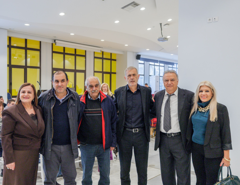 Ο Δήμαρχος Πειραιά Γιάννης Μώραλης στην Χριστουγεννιάτικη γιορτή του Σωματείου Ναυτικών Γονέων ΑμεΑ