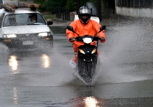 Έκκληση του υπουργείου για μέτρα προστασίας, ενώ εργαζόμενοι της e-food καταγγέλλουν μπόνους εν μέσω κακοκαιρίας – Διαψεύδει η εταιρεία