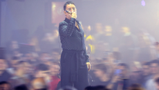 Γιώργος Μαζωνάκης: Βγήκε έξω από την Ακτή Πειραιώς και χαιρέτησε τον κόσμο