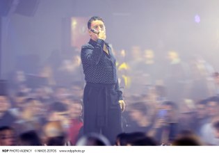 Γιώργος Μαζωνάκης: Βγήκε έξω από την Ακτή Πειραιώς και χαιρέτησε τον κόσμο