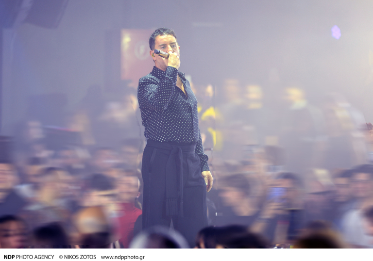 Γιώργος Μαζωνάκης: Βγήκε έξω από την Ακτή Πειραιώς και χαιρέτησε τον κόσμο