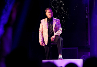 «Οργανωμένο σχέδιο εκβίασης» – Ο Γιώργος Μαζωνάκης απαντάει στις κατηγορίες δύο ανδρών για κακοποίηση