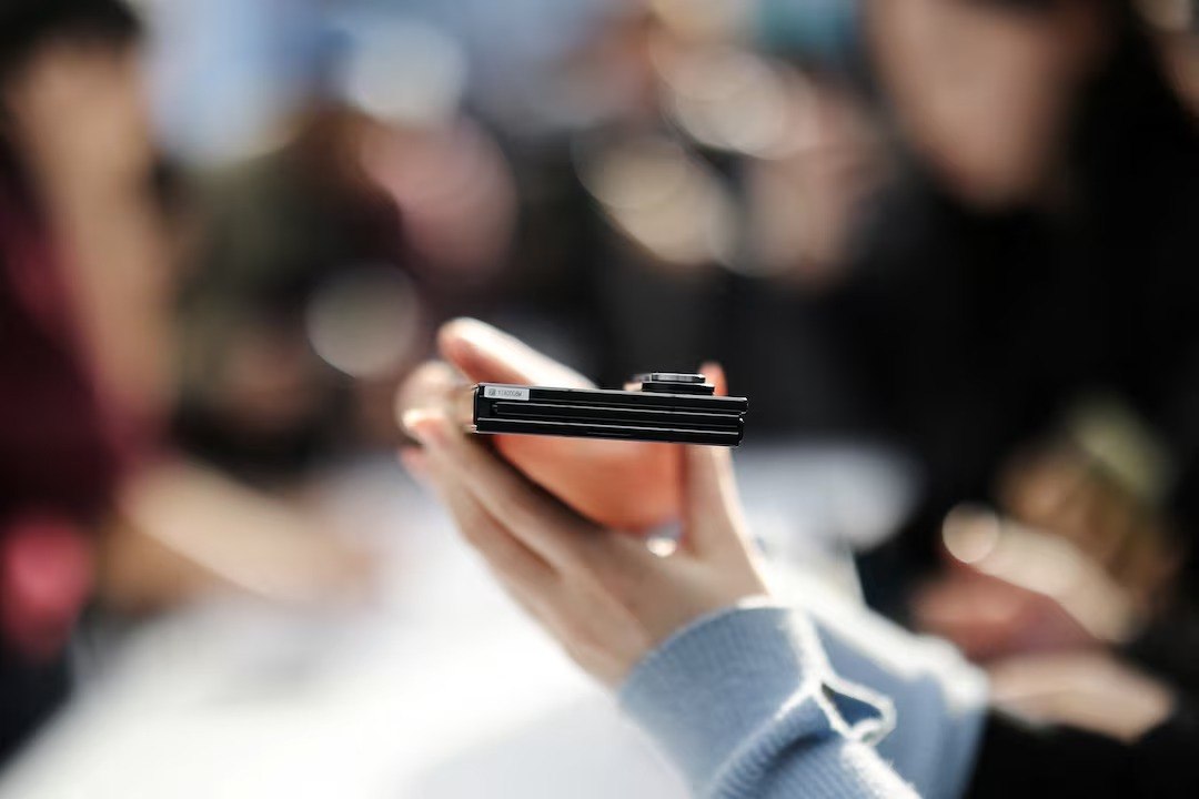 Όταν είναι διπλωμένη, η συσκευή είναι πιο παχιά από το μέσο smartphone (Reuters)