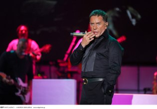 Γιώργος Μαζωνάκης: Με αποθέωση η πρεμιέρα του στην Ακτή Πειραιώς – Τι είπε ο ίδιος στο κοινό